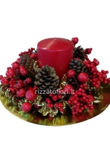 Centrotavola natalizio rosso, con candel, bacche e abete.