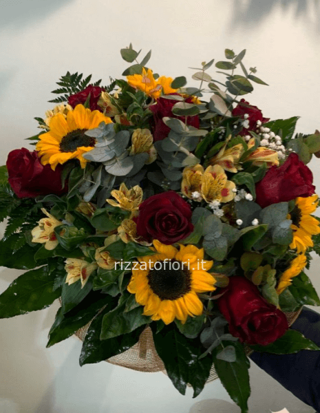 Bouquet con rose rosse e girasoli.