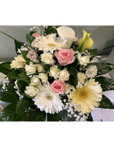 Composizione di fiori misti.