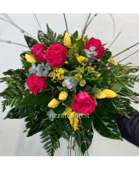 Bouquet di rose rosa e tulipani.