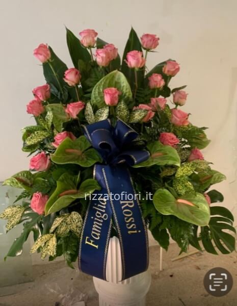 Composizione floreale funeraria elegante verde-rosa